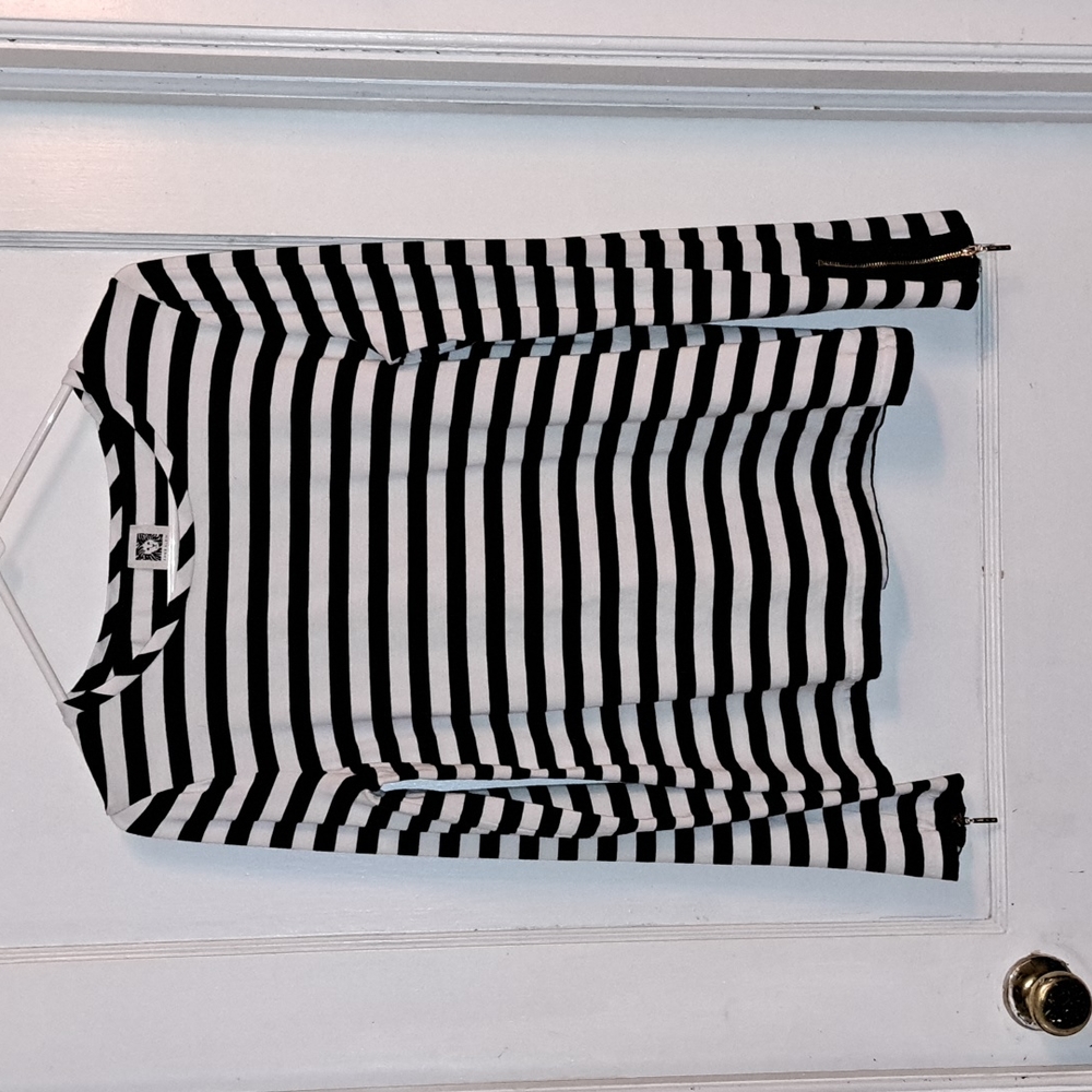 Anne Klein stretch black white stripe with zipers on the sleeve cuffs classic